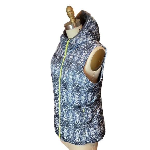 Title Nine Blue Print Hooded Quilted Vest Size Medium EUC - Picture 3 of 13